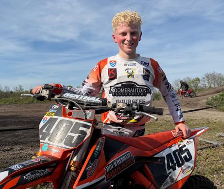 Mike Pijnen (12) motorcrosst op hoog niveau.