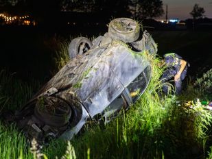 Auto belandt in sloot na crash op Nelson Mandelaweg
