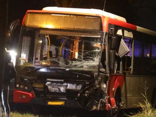 112 nieuws steenbergen ongeluk botsing hulpdiensten politie brandweer ambulance bus stadsbus auto