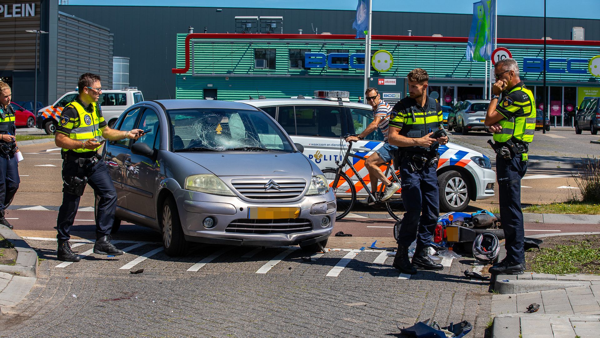 Scooterrijdster Gewond Na Botsing Met Auto Op Fietspad