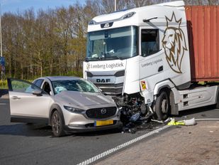 Vrachtwagen en auto botsen op kruising N268 bij Oud Gastel