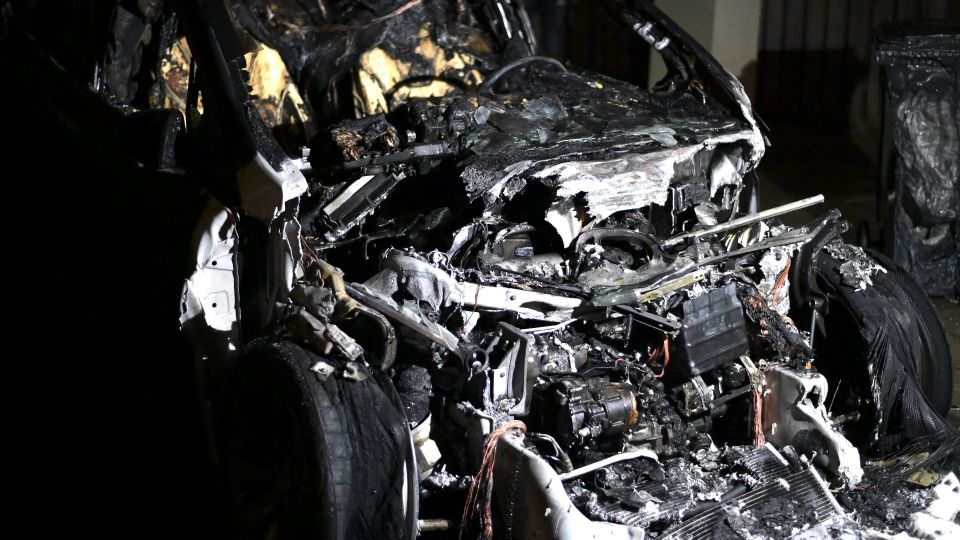 Elektrische auto aan Kasteellaan in Etten-Leur volledig uitgebrand