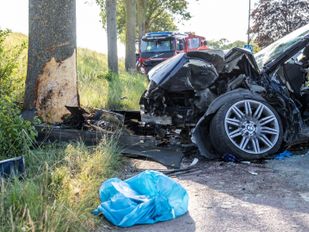 Auto botst tegen boom in Nieuw-Vossemeer, traumahelikopter ingezet