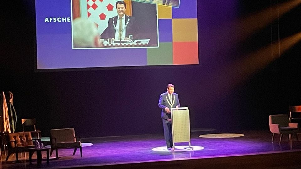 Burgemeester Han van Midden tijdens zijn slotwoord op het podium van De Kring in Roosendaal.
