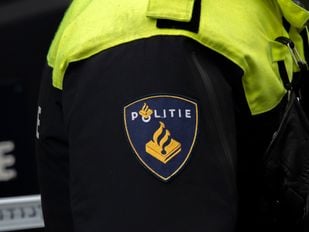 Close up van politielogo op mouw