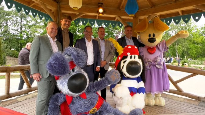 Het voltallige college op de foto met Woezel, Charlie en Pip.