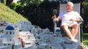Fer (67) viert zijn Griekse vakantie dit jaar in zijn achtertuin