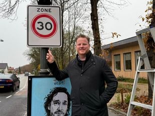 Wethouder Thomas Melisse in de Pastoor van Breugelstraat in Bosschenhoofd.