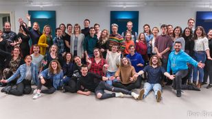Groepsfoto van musicalvereniging The MusiCompany uit Bergen op Zoom