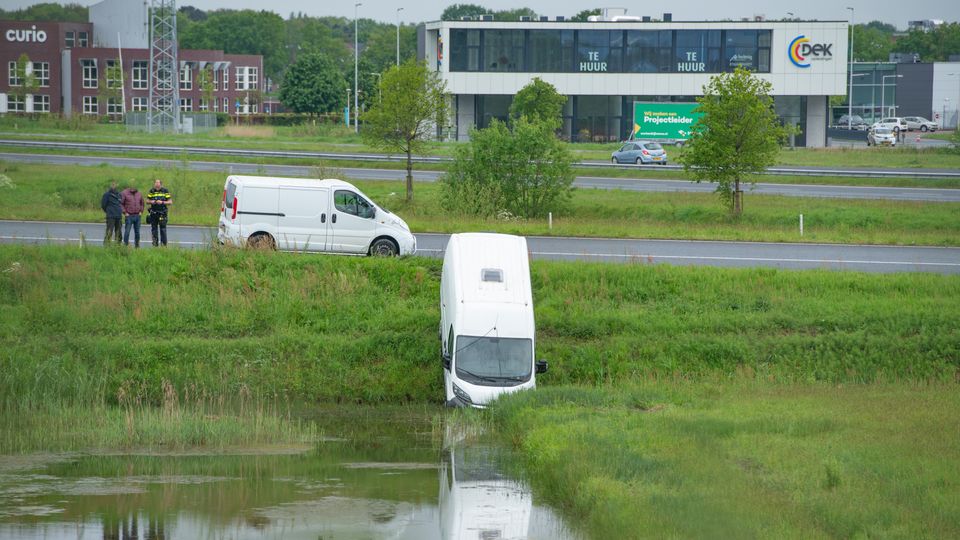 Automobilist in sloot oprit A4 Halsteren