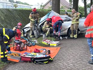 Het slachtoffer wordt door de hulpdiensten bevrijd uit de auto.