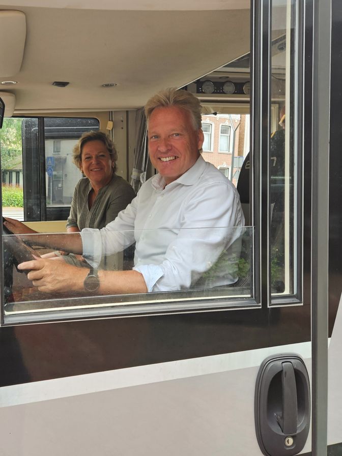 Mark en Christel Buijs in de camper.