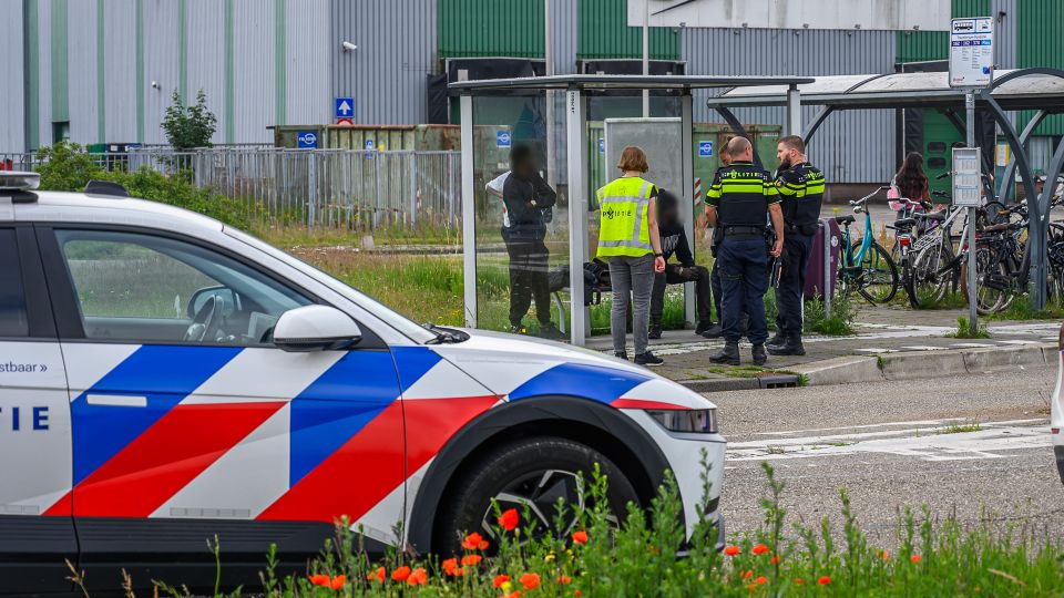 Politie vindt twee mannen die als verstekeling onder vrachtwagen zaten
