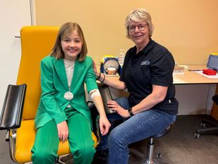 Jeugdburgemeester Eline Heering opent de vernieuwde bloedafnamekamer