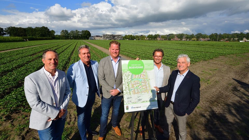 Samen op de plek waar Bosvenne moet komen. Van links naar rechts: Joris Martens en Jacco Snepvangers (allebei Van Agtmaal), de wethouders Thomas Melisse en Hans Wierikx en Wim van de Kerkhof (Ruimte voor Ruimte).