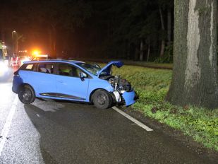 Automobilist gewond na botsing tegen boom op Putseweg