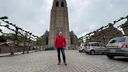 Peter Buijs voor de Lambertuskerk in Wouw