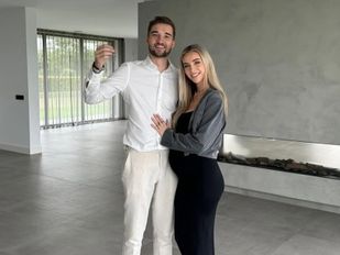 Gio Latooy en Lynn Hermanussen kregen oktober 2024 de sleutel van de villa. (foto: Instagram Gio Latooy).