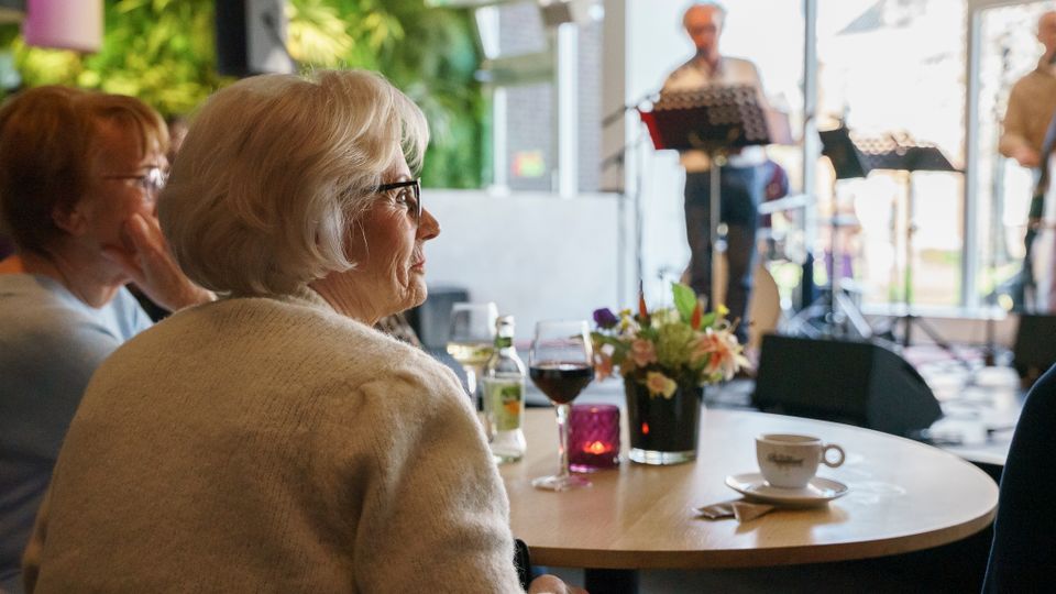 Publiek luistert naar optreden jazzformatie B-Swing tijdens Vrijwilligersdag