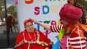 Clowns hangen slingers om de nek van Roseline Bernadina
