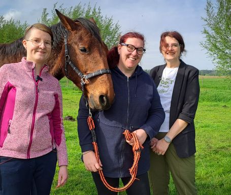 Deelnemers Lydia en Elise en eigenaar Jaqueline Sommeling in de paardenwei van De Leemberg