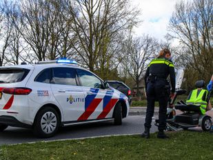 Vrouw op scootmobiel gewond na aanrijding in Halsteren