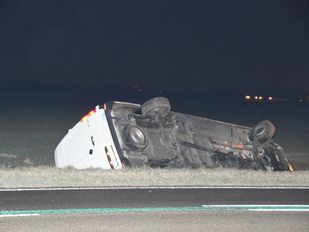 Bestelbus belandt in sloot langs Oesterdam bij Tholen