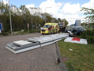 Automobilist rijdt wegbewijzerings- en prijsbord uit de grond, bestuurster gewond