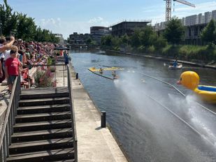 Kwakend naar de finish: duizenden badeendjes brengen geld in het laatje