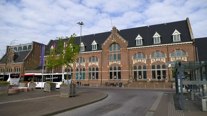Er wordt onderzocht of in het stationsgebouw een mbo dansopleiding en bibliotheek kan vestigen.
