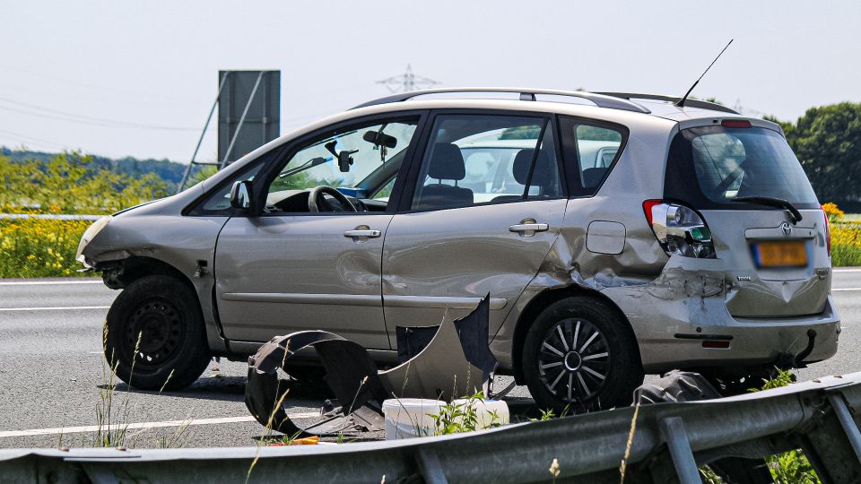 Auto zwaar beschadigd bij eenzijdig ongeval op A58 bij Wouw