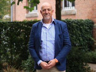 De andere kant van de Moerdijkse raadszaal was even wennen voor Arno Fens: &#8216;Maar ik vind het supergaaf&#8217;
