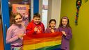 Basisschool De Rode Schouw kleurt voor één dag paars: &#8216;Je mag jezelf zijn&#8217;